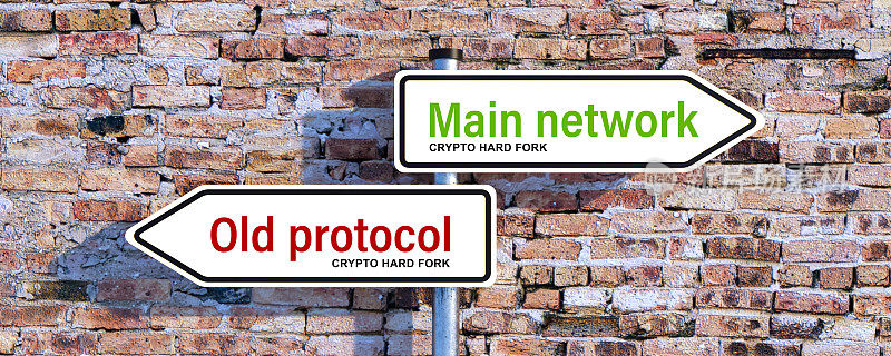 道路标志指向两个方向的信息CRYPTO HARD FORK, MAIN NETWORK和OLD PROTOCOL - 3d插图